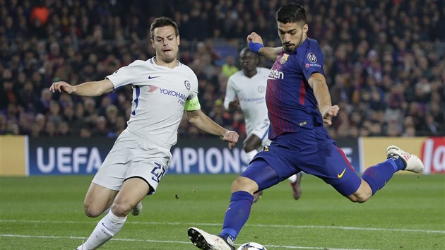 Luis Surez z Barcelony se napahuje ke stele, obtovan obrncem Chelsea Csarem Azpilicuetou.