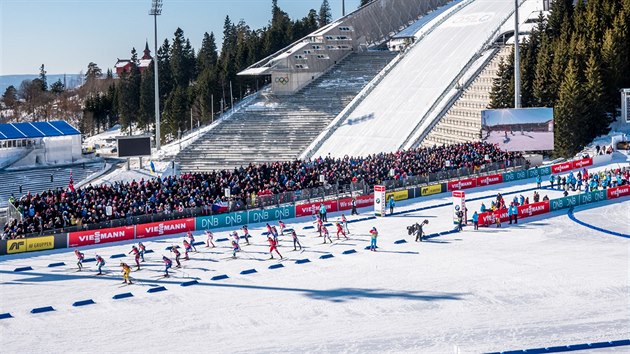 Biatlonistky rozbhaj tafetu na 4x6 km v Oslu.