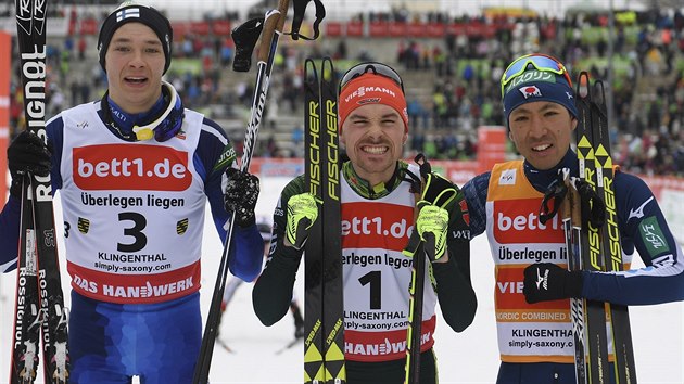 Nejlep sdrueni zvodu Svtovho pohru v Klingenthalu: prvn Nmec Fabian Riessle (uprosted), druh Fin Eero Hirvonen (vlevo) a tet Japonec Akito Watabe.