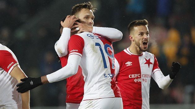 Fotbalist Slavie oslavuj branku v prvoligovm utkn proti mstskmu rivalovi ze Sparty.