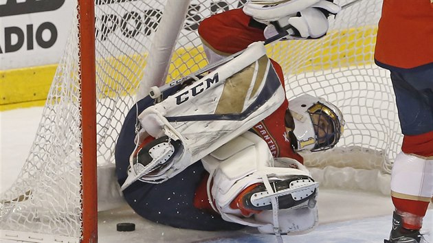 Brank Floridy Roberto Luongo skonil v brance stejn jako kotou vyslan hokejisty Edmontonu.