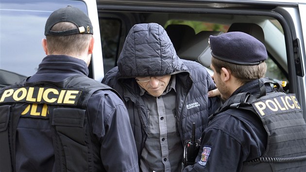 Policist pivej obvinnho soudce Ivana Elischera (uprosted) k praskmu obvodnmu soudu, kter rozhodoval o jeho vazb. (15. bezna 2018)