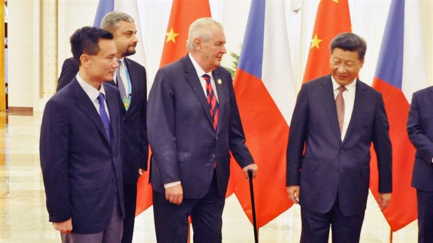 Milo Zeman pedstavil nskmu prezidentovi Si in-pchingovi svho poradce Jie ien-minga (vlevo). (4. z 2015)
