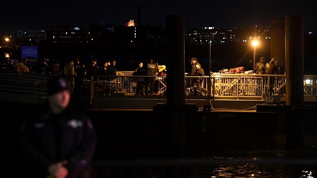V New Yorku se ztil do eky East River vrtulnk (11. bezna 2018).