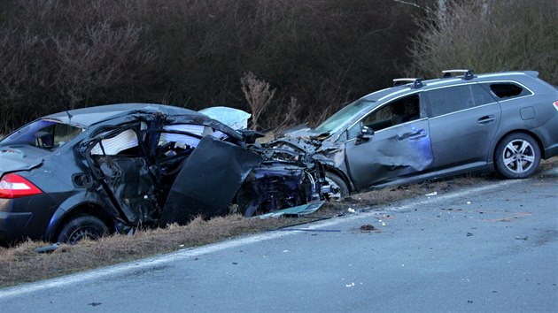 Pi eln srce osobnch aut u Neven na Plzesku se zranili oba idii a pedkolk. (12. bezna 2018)