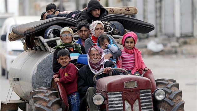 Lid prchajc do bezpe pot, co Tureckem podporovan bojovnci Syrsk svobodn armdy obsadili vesnici Khaldieh nedaleko kurdskho Afrnu na severozpad Srie. (10. bezna 2018)