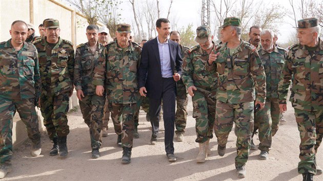 Syrsk prezident Bar Asad se ve vchodn Ght setkal s vojky a obyvateli, kter z domov vyhnaly boje mezi armdou a povstalci. (18. bezna 2018)