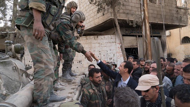 Syrsk prezident Bar Asad se ve vchodn Ght setkal s vojky a obyvateli, kter z domov vyhnaly boje mezi armdou a povstalci. (18. bezna 2018)