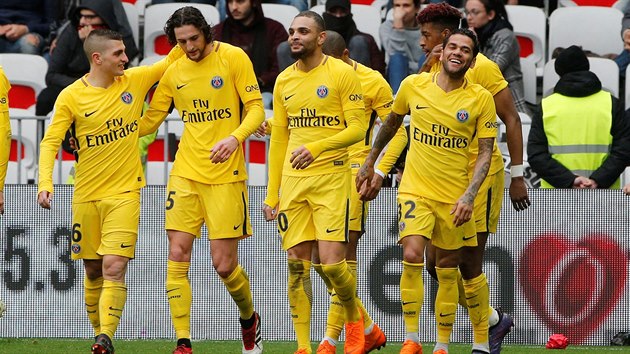 Fotbalist PSG (zleva) Marco Verratti, Adrien Rabiot, Layvin Kurzawa a Daniel Alves se raduj z glu do st Nice.