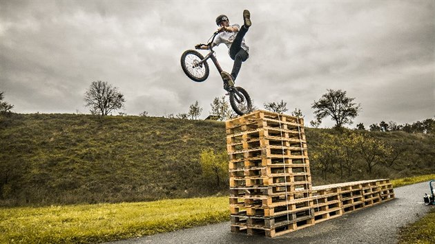 Vclav Kol z Blanska je mistrem svta v biketrialu, zrove se vak na kole vnuje tak freestylovm kouskm.