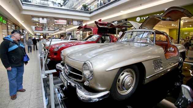 Vstava ijeme Mercedes Benz v brnnsk galerii Vakovka pedvd 23 aut z vce ne stolet historie legendrn firmy. Lid spat teba Mercedes Gullwing  charizmatickou legendu s kdlovmi dvemi.
