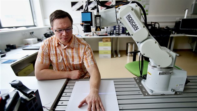 Ludk alud vede laborato robotiky ve vdeckm centru CEITEC v Brn. Jejm poslednm spchem je robotick skener s laserovm paprskem.