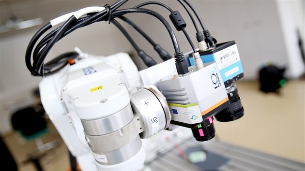Poslednm spchem laboratoe robotiky ve vdeckm centru CEITEC v Brn je robotick skener s laserovm paprskem.