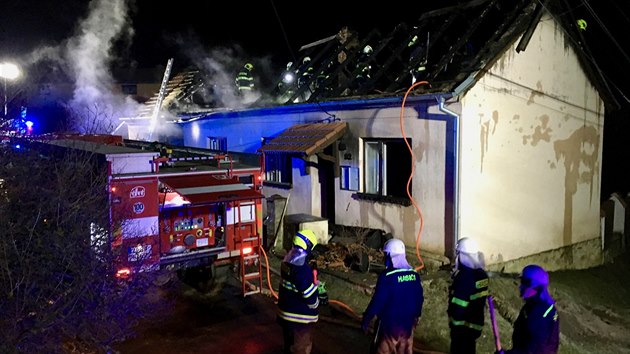 Por v pondl rno zniil stechu rodinnho domu v Plenkovicch na Znojemsku. Pi zkroku se lehce zranil jeden dobrovoln hasi, v nemocnici skonili tak ti obyvatel domu. (19.3.2018)