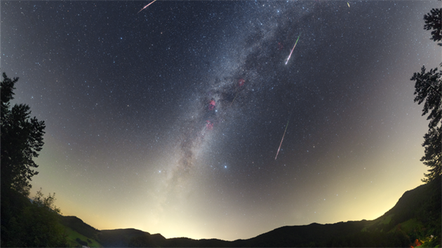 Maximum kadoronho meteorickho roje Perseidy vrchol nad astronomickm tborem nad slovenskou Vrchteplou v srpnu 2016. 