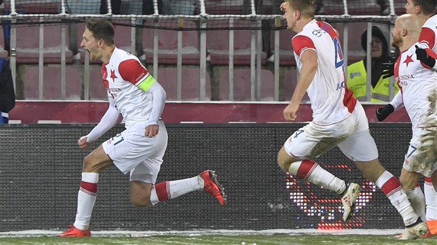 Slavista  Milan koda (vlevo) se raduje pot co prv vyrovnal ve strhujcm derby na 3:3 v posledn minut z penalty.