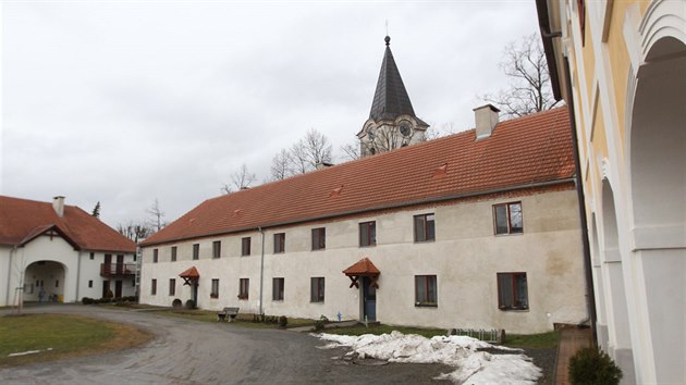 Okříšky plánují stěhování úřadu městyse z areálu opraveného zámku. Uvolněné prostory už nabízí k pronájmu, zatím však bez odezvy. Jednou z variant je, aby si zde zřídil expozici známý kreslíř a karikaturista Štěpán Mareš.