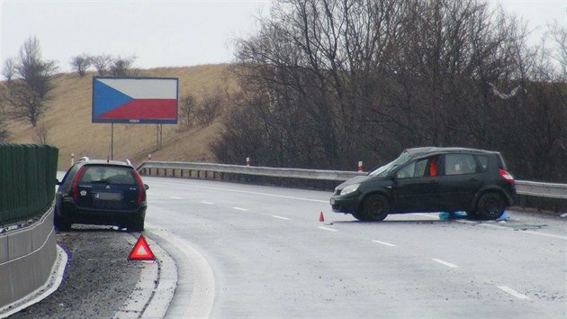 Při vážné dopravní nehodě na 10. kilometru dálnice D7 ve směru z Prahy na Slaný zemřelo dítě (12.3.2018).