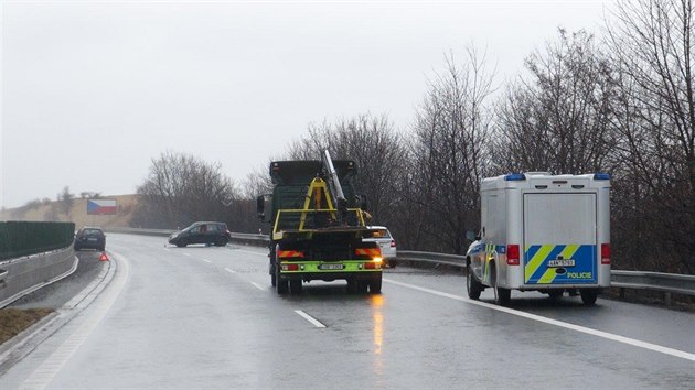 Při vážné dopravní nehodě na 10. kilometru dálnice D7 ve směru z Prahy na Slaný zemřelo dítě (12.3.2018).
