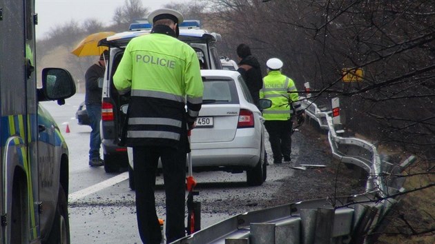 Při vážné dopravní nehodě na 10. kilometru dálnice D7 ve směru z Prahy na Slaný zemřelo dítě (12.3.2018).