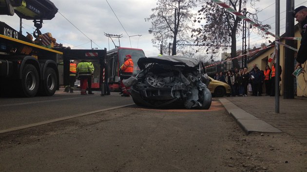 V ulici Na Slupi se srazila tramvaj s osobnm autem. Doprava je na mst zastavena. (15.3.2018)