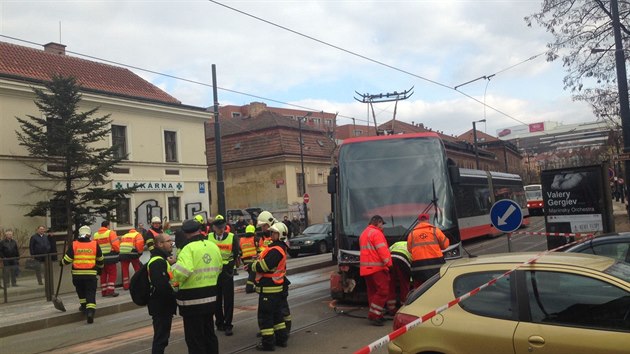 V ulici Na Slupi se srazila tramvaj s osobnm autem. Doprava je na mst zastavena. (15.3.2018)