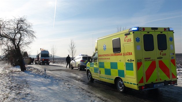 U Dalovic na Mladoboleslavsku dostala idika smyk na zledovatl vozovce a eln narazila do dodvky. Nehodu nepeila (19.3.2018)