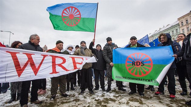Romov demonstrovali v Praze proti rasismu, nsil a vrokm mstopedsedy Snmovny Tomia Okamury (SPD). (17. bezna 2018)