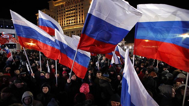 Rusov s vlajkami ekaj na vsledky prezidentskch voleb pobl moskevskho Rudho nmst. (18. bezna 2018)