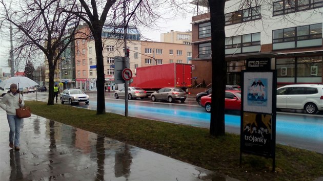 Modr tiskask barva zneistila silnici na td Tome Bati u divadla v centru Zlna.