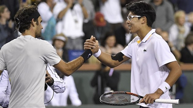 vcarsk tenista Roger Federer se po tvrtfinlovm duelu zdrav se svm korejskm soupeem ong Hjonem.