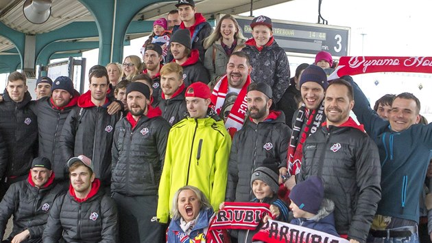 Hokejist Dynama Pardubice odjd na zpas play off do Tince, na ndra je pili podpoit nejvrnj fanouci.