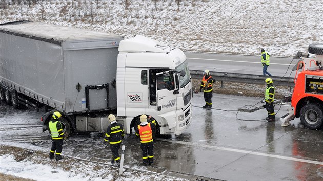 Pi dopravn nehod na D1 u Ostravy hoel kamion. Zablokoval dva jzdn pruhy.