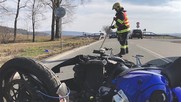 Na run silnici I/46 u ternberka narazil motork do osobnho auta, kter pedtm najelo z vedlej silnice.