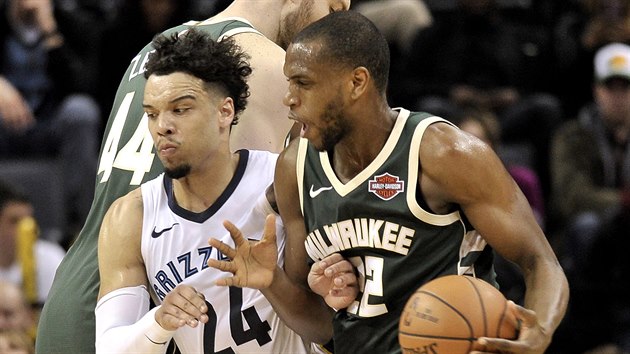 Khis Middleton (vpravo) z Milwaukee se pokou uvolnit v souboji s Memphisem.