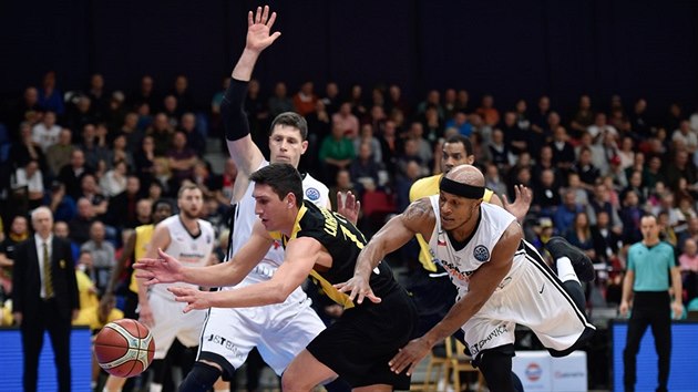 Janulis Larentzakis (v černém) z AEK Atény bojuje s nymburskými Eugenem Lawrencem (vpravo) a Petrem Bendou.