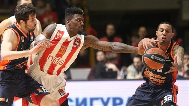 Dylan Ennis (31) z Crven zvezdy Blehrad bojuje o m s Erickem Greenem z Valencie. Atakuje ho Guillem Vives.