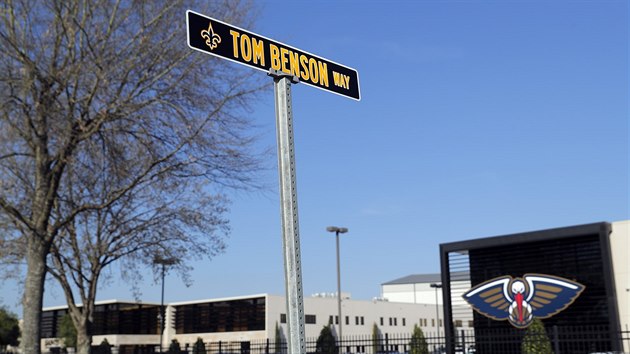 Toma Bensona pipomn nzev ulice vedouc k kancelm neworleanskch klub Pelicans a Saints.