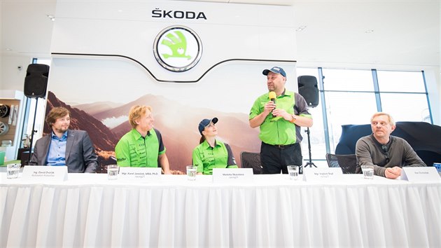 Zvodnk Vojtch tajf (s mikrofonem) mluv na tiskov konferenci Racing 21  Klokoka KODA teamu, Vpravo od nj sed herec Petr tvrtnek, vlevo pak nejble navigtorka Markta Skcelov. Nsleduj podnikatel Karel Janeek a zstupce Autosalonu Klokoka David Dvok.