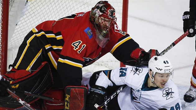 esk tonk ve slubch San Jose Tom Hertl v brankoviti Calgary, kter hld Mike Smith.