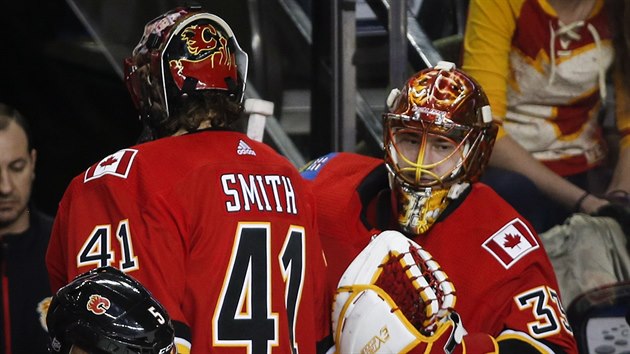 Stdn glman Calgary v utkn proti San Jose: odchz Mike Smith (vlevo), na led m David Rittich.