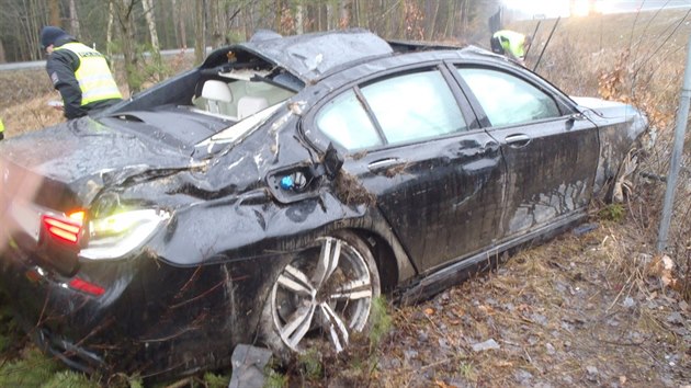 Neznm idi ujdl po dlnici D5 s kradenm BMW a dvoustovkou. Zbsilou jzdu zakonil v pkopu.