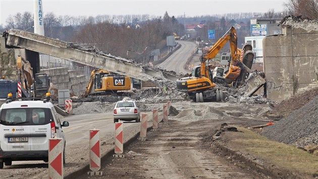 Na Novojinsku se ztil most, na kterm byl dlnk v bagru.