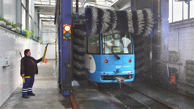 Tramvaje v porubsk vozovn oplchne kadch osm dn myc linka, pokud nen v porue. Je zastaral a neobejde se bez obsluhy lovkem. DPO chce podit automatick myky.