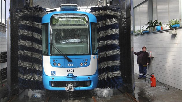 Tramvaje v porubsk vozovn oplchne kadch osm dn myc linka, pokud nen v porue. Je zastaral a neobejde se bez obsluhy lovkem. DPO chce podit automatick myky.