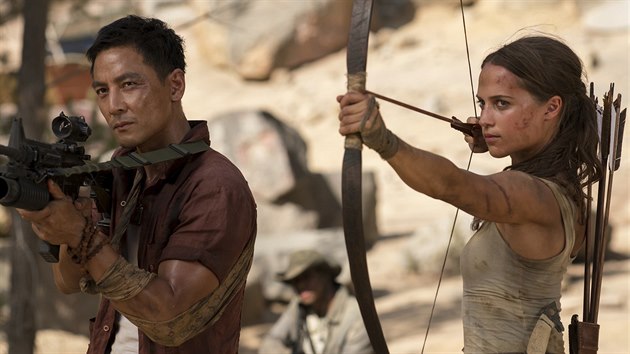 Daniel Wu a Alicia Vikanderov ve filmu Tomb Raider (2018)