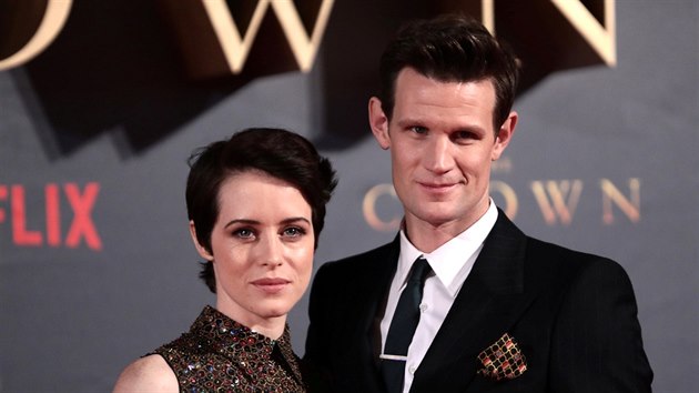 Claire Foyov a Matt Smith na premie druh ady serilu The Crown (Londn, 21. listopadu 2017)