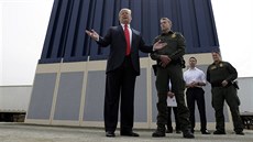 Americký prezident Donald Trump si v úterý prohlédl vzorky nové zdi na hranici... Americký prezident Donald Trump si v úterý prohlédl vzorky nové zdi na hranici...