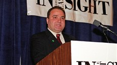 George Nader na konferenci o Blízkém východě ve Washingtonu (18. března 1998) George Nader na konferenci o Blízkém východě ve Washingtonu (18. března 1998)