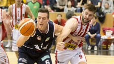 Pardubický pivot Kamil Švrdlík (vpravo) a děčínský křídelník Tomáš Pomikálek v... Pardubický pivot Kamil Švrdlík (vpravo) a děčínský křídelník Tomáš Pomikálek v...